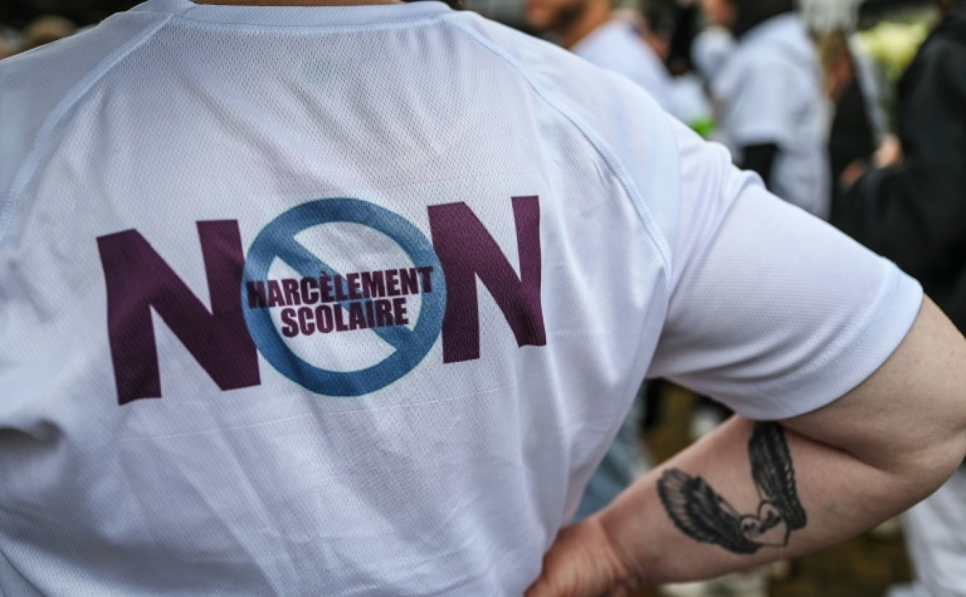 Un manifestant porte un T-shirt "Non au harcèlement scolaire" pendant une marche blanche dédiée à Lindsay, jeune fille de 13 ans qui s'est suicidée après avoir été harcelée, à Vendin-le-Vieil (Pas-de-Calais) le 18 juin 2023 © DENIS CHARLET