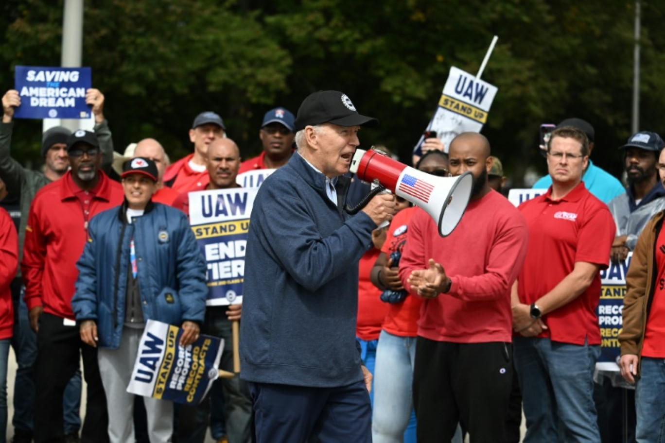 Le président américain Joe Biden s'adresse à des ouvriers sur un piquet de grève devant une usine General Motors à Belleville, le 26 septembre 2023 dans le Michigan © Jim WATSON