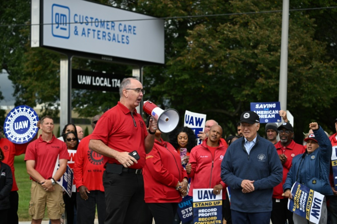 Shawn Fain, président du syndicat UAW, sur un piquet de grève en présence du président Joe Biden, devant l'usine General Motors à Belleville, dans le Michigan, le 26 septembre 2023 © Jim WATSON