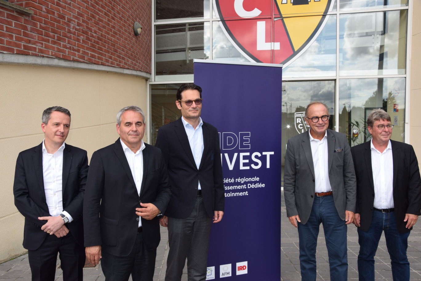 De gauche à droite : Guillaume Didier, porte-parole de l’Association familiale Mulliez, Xavier Bertrand, président de la Région Hauts-de-France, Joseph Oughourlian, président et propriétaire du Racing Club de Lens, Jean-Pierre Letartre, président du Groupe IRD, et Thierry Dujardin, président de SIDE INVEST et directeur général du Groupe IRD.