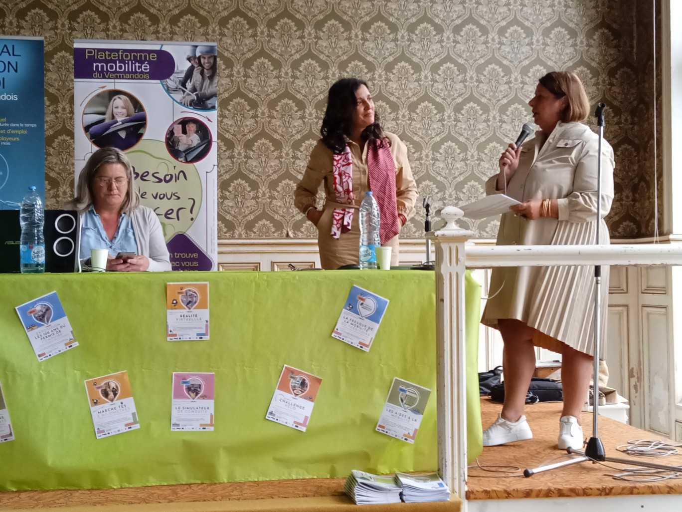 Manal Faxelle, présidente de Femmes 3000 en Hauts-de-France (au centre) a apporté son soutien à l’équipe de la plate-forme Mobilité du Pays du Vermandois dans le cadre de cette action.