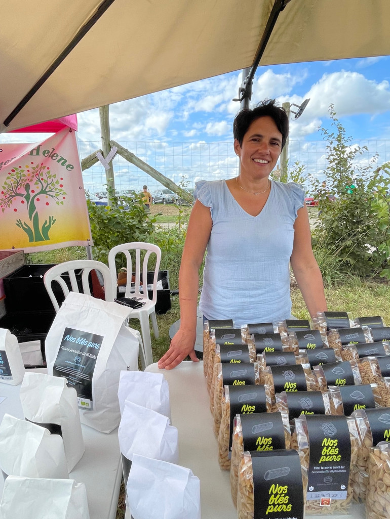 Amélie Tupigny produit des pâtes extrudées au moule de bronze dans la ferme biologique de son mari agriculteur à Matigny dans la Somme.