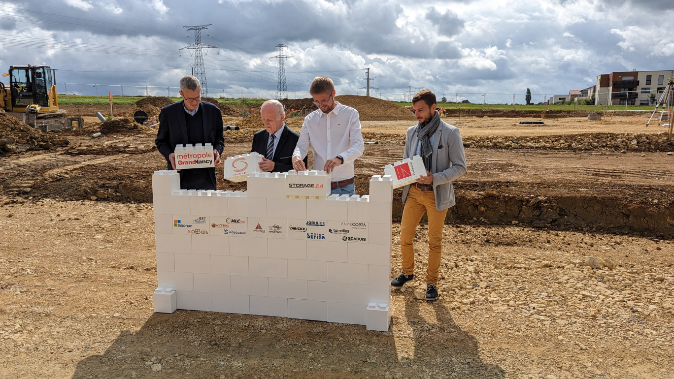 (c) Storage 24. Storage 24 vient de poser, fin août, la première pierre de l’extension de son siège social à Seichamps sur la ZAC de la Louvière. Un nouveau parc d’activités est également en construction.