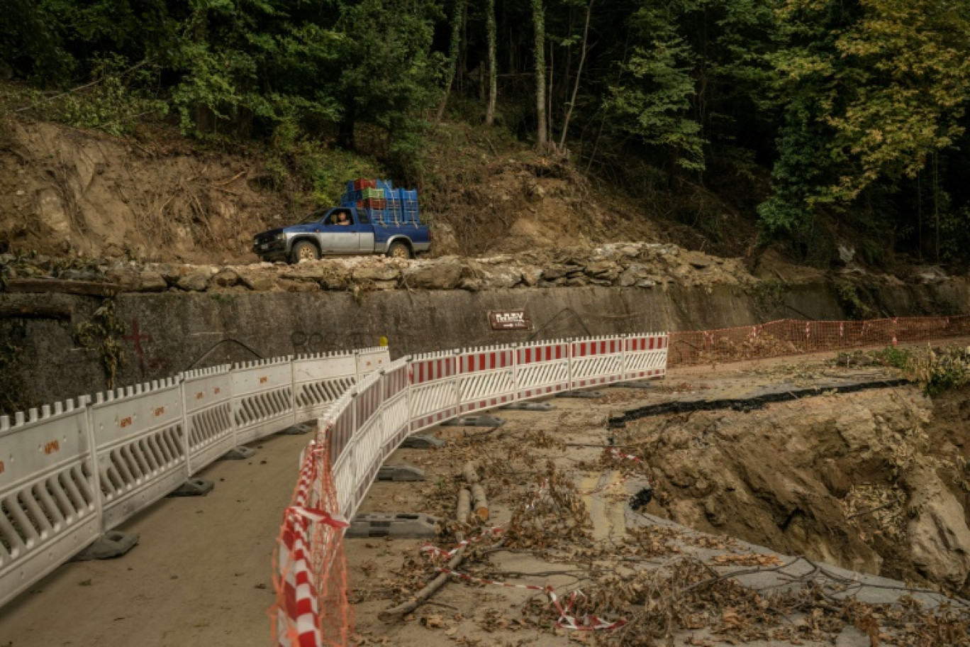 Un pick-up transporte des pommes sur une route défoncée par les indondations à Zagora, dans le nord de la Grèce, le 25 septembre 2023 © Angelos Tzortzinis