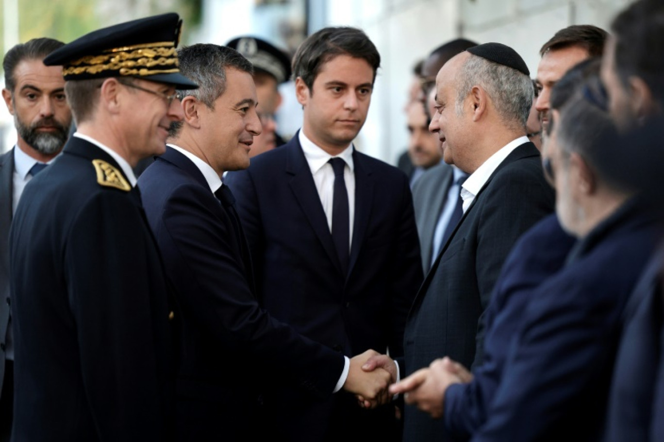 Le ministre de l'Intérieur Gérald Darmanin et le ministre de l'Éducation et de la Jeunesse Gabriel Attal rencontrent des représentants de la communauté juive française avant de visiter une école juive à Sarcelles dans le Val-d'Oise le 11 octobre 2023 © Geoffroy VAN DER HASSELT