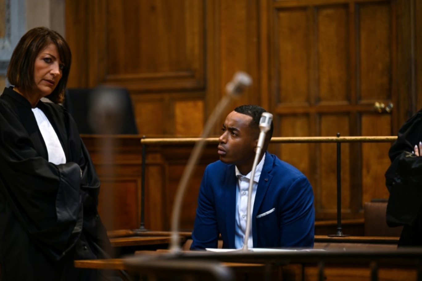 Mamadou Diallo, accusé du meurtre d'une postière dans l'Ain en 2008, et son avocate Sylvie Noachovitch à l'ouverture de son procès en appel devant la cour d'assises du Rhône, le 12 octobre 2023 à Lyon © OLIVIER CHASSIGNOLE