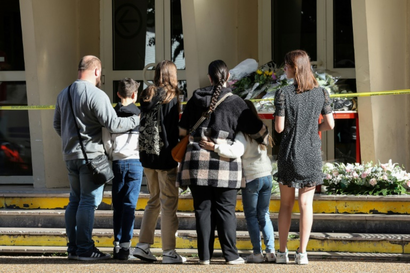 Devant le collège-lycée Gambetta d'Arras le 14 octobre 2023, au lendemain de l'attaque terroriste qui a coûté la vie à un enseignant de français © Denis Charlet