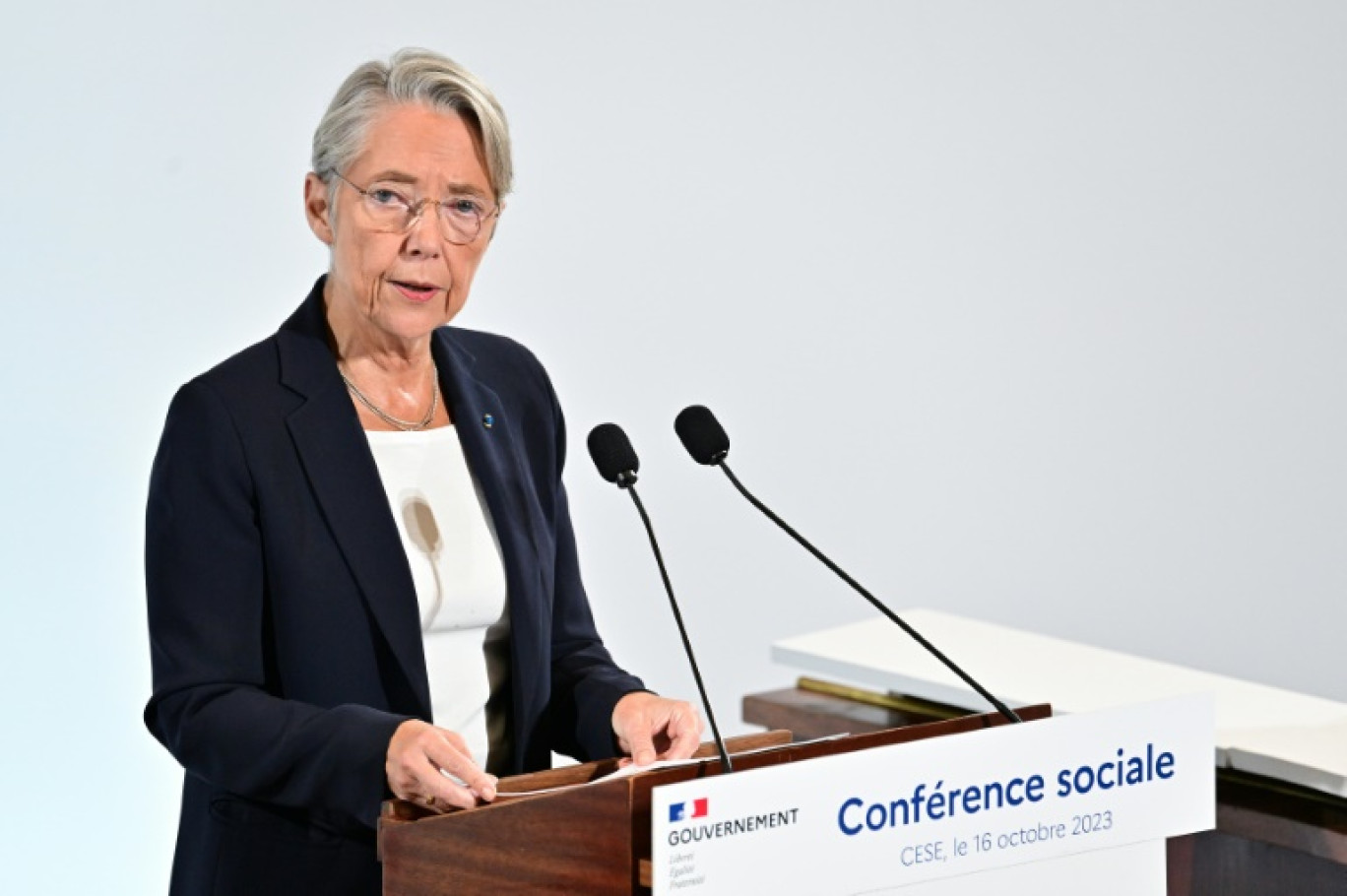 La Première ministre Elisabeth Borne ouvre la conférence sociale avec les partenaires sociaux le 16 octobre 2023 à Paris © Miguel MEDINA