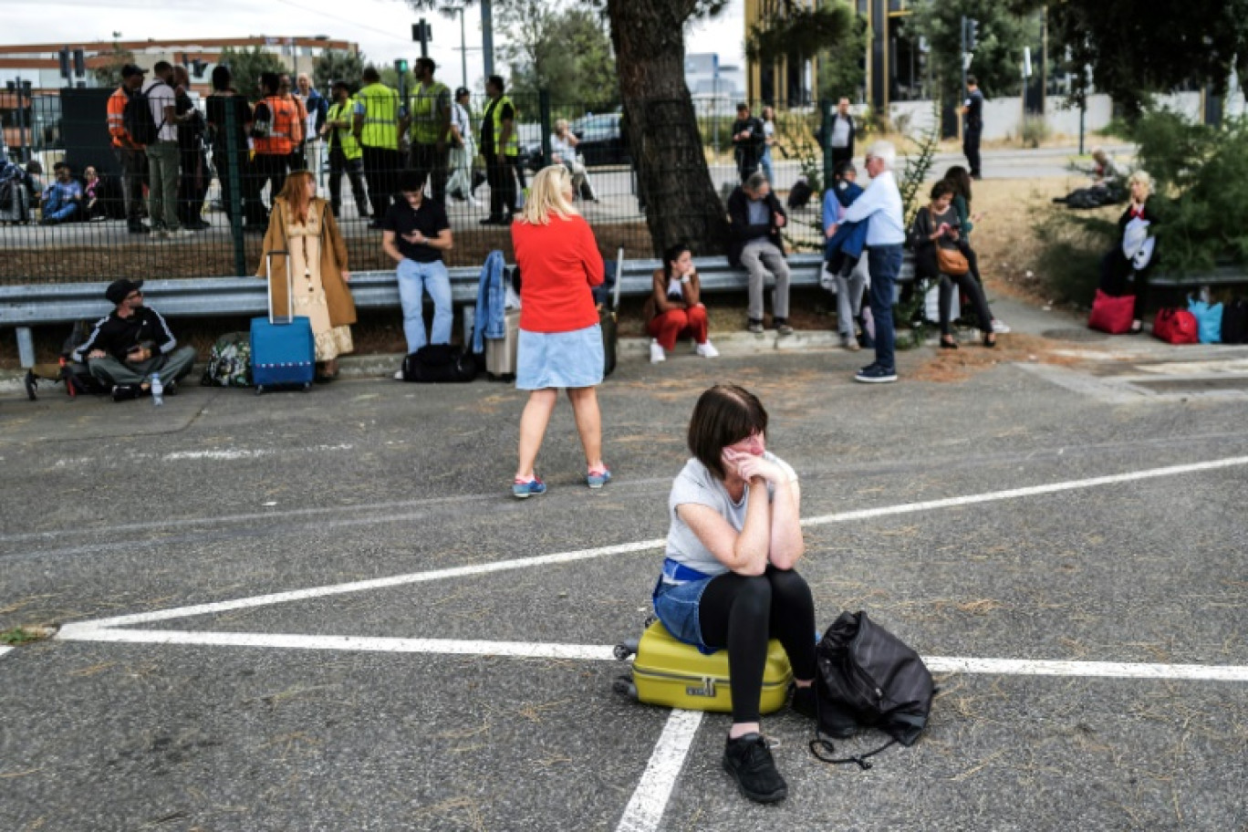 Des passagers attendent devant l(aéroport de Blagnac, près de Toulouse, en Haute-Garonne, le 18 octobre 2023 © Charly TRIBALLEAU