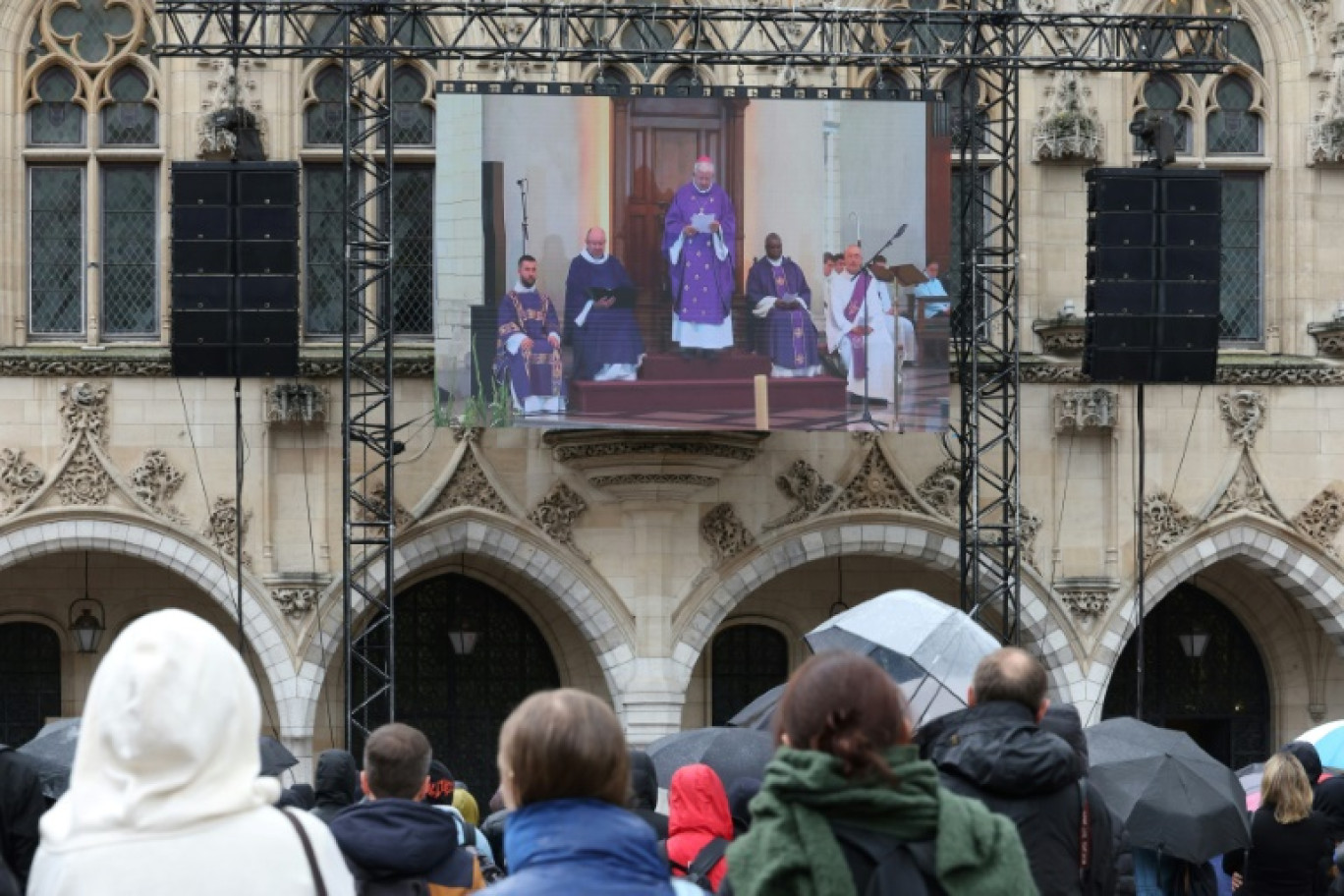Des personnes rassemblées devant la mairie d'Arras pour suivre sur un écran géant les funérailles de l'enseignant Dominique Bernard, le 19 octobre 2023 dans le Pas-de-Calais © Denis Charlet