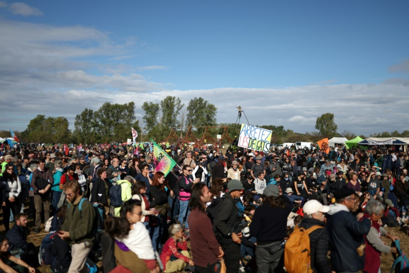 Des opposants au projet d'autoroute A69 entre Toulouse et Castres sont rassemblés le 21 octobre 2023 à Saïx, près de Castres © CHARLY TRIBALLEAU