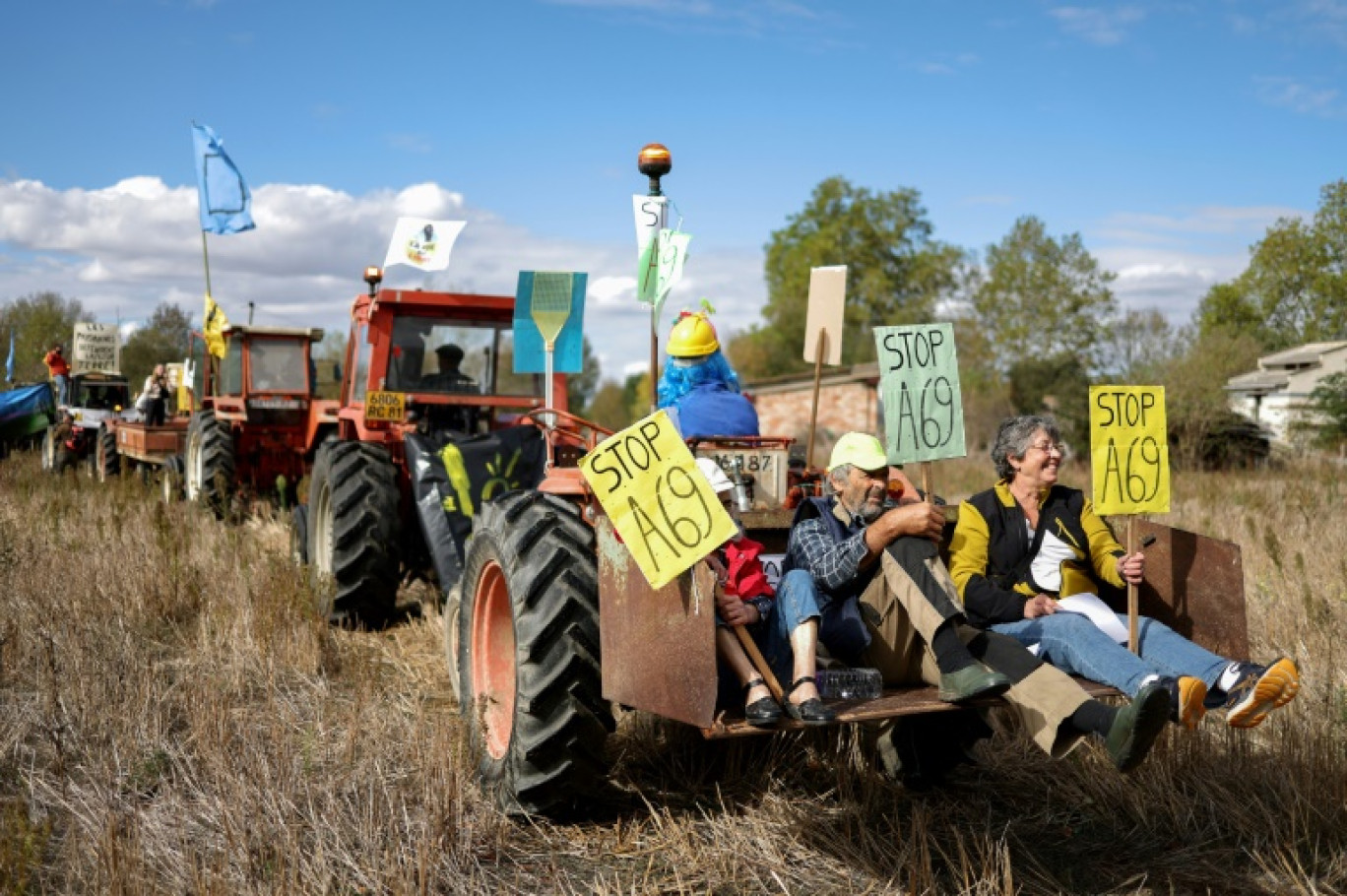 Des opposants au projet d'autoroute A69 entre Toulouse et Castres rassemblés le 21 octobre 2023 à Saïx, près de Castres © CHARLY TRIBALLEAU