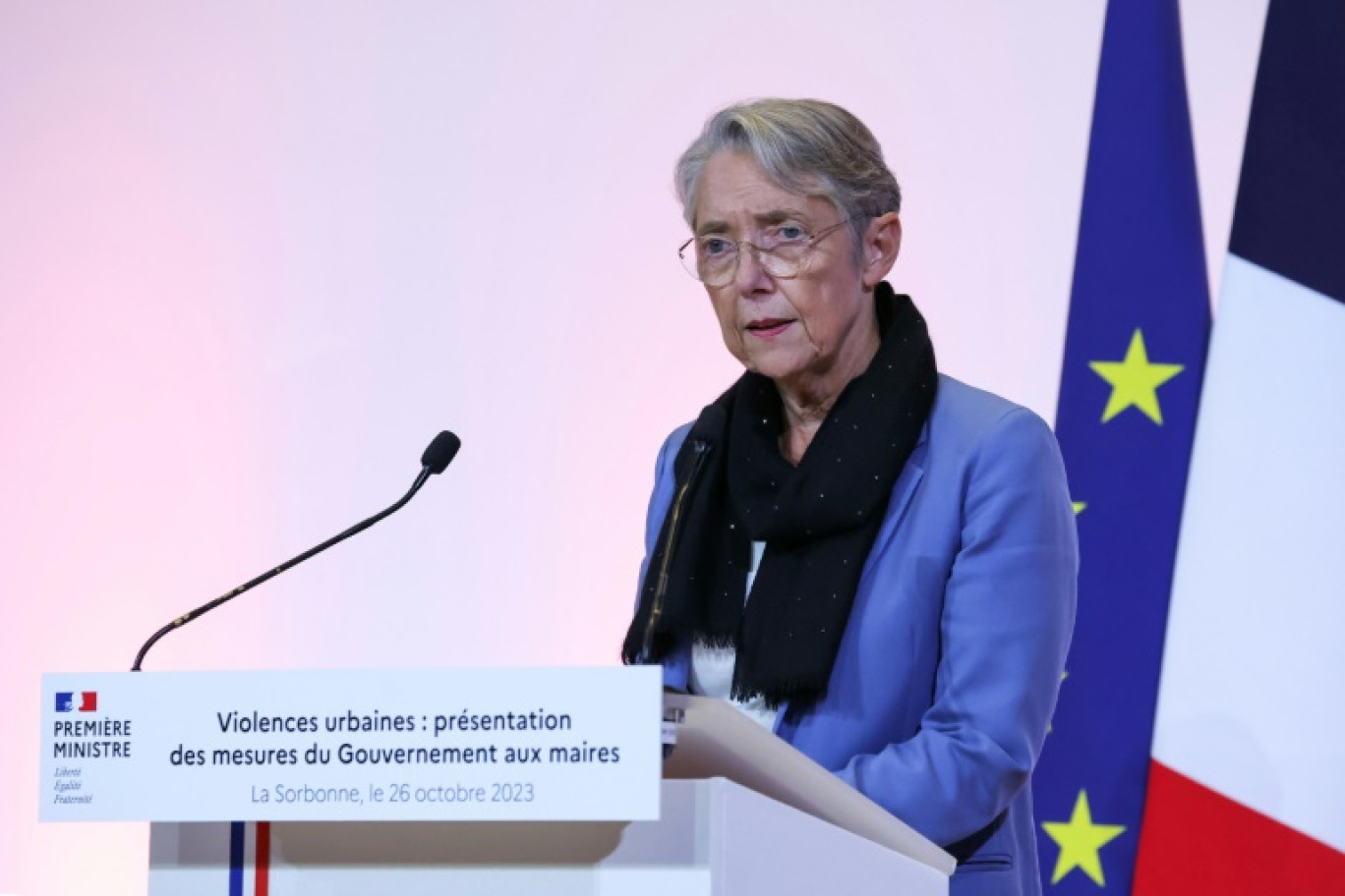 La Première ministre Elisabeth Borne lors de la présentation des mesures du gouvernement en réponse aux émeutes urbaines de juin, le 26 octobre 2023 à l'Université de la Sorbonne, à Paris © Thomas SAMSON