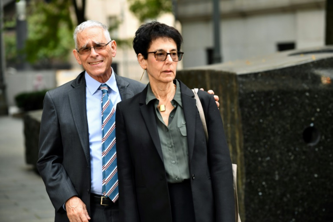 Les parents de Sam Bankman-Fried, Joseph Bankman et Barbara Fried, arrivent au tribunal fédéral de New York, le 27 octobre 2023 © Andrea RENAULT