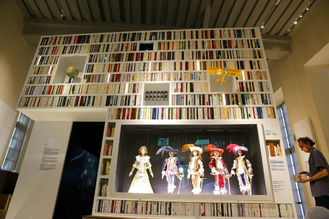 Un employé installe une bibliothèque le 11 octobre 2023 dans la Cité internationale de la langue française à Villers-Cotterêts (Aisne) © FRANCOIS NASCIMBENI