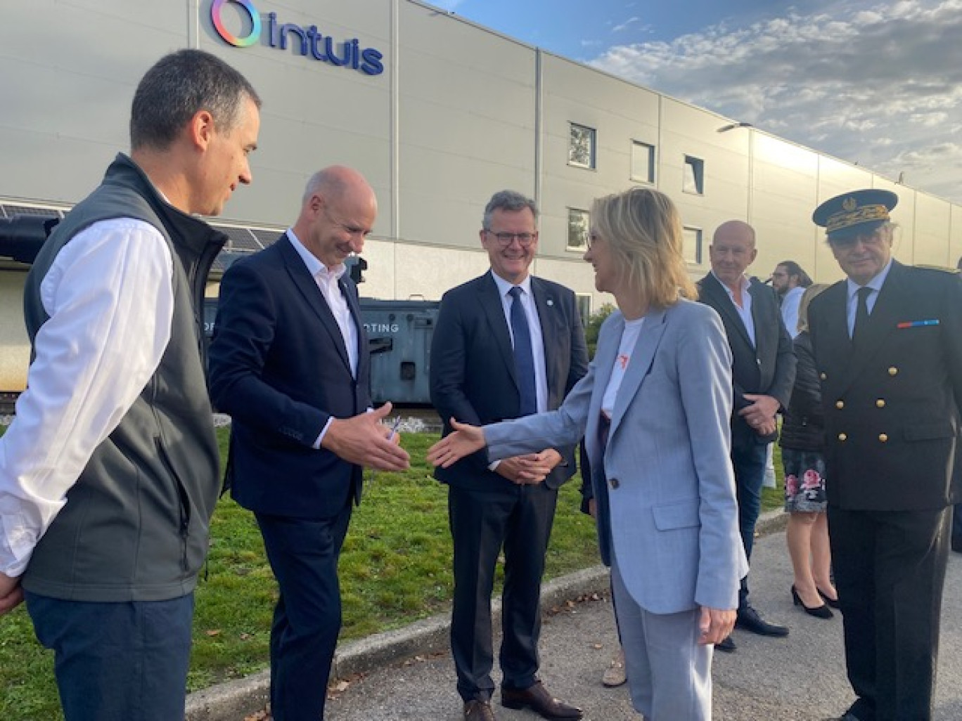 Agnès Pannier-Runacher, ministre de la Transition énergétique, a réservé sa première visite à l'usine de fabrication de pompes à chaleur du groupe Intuis à Feuquières-en-Vimeu. 