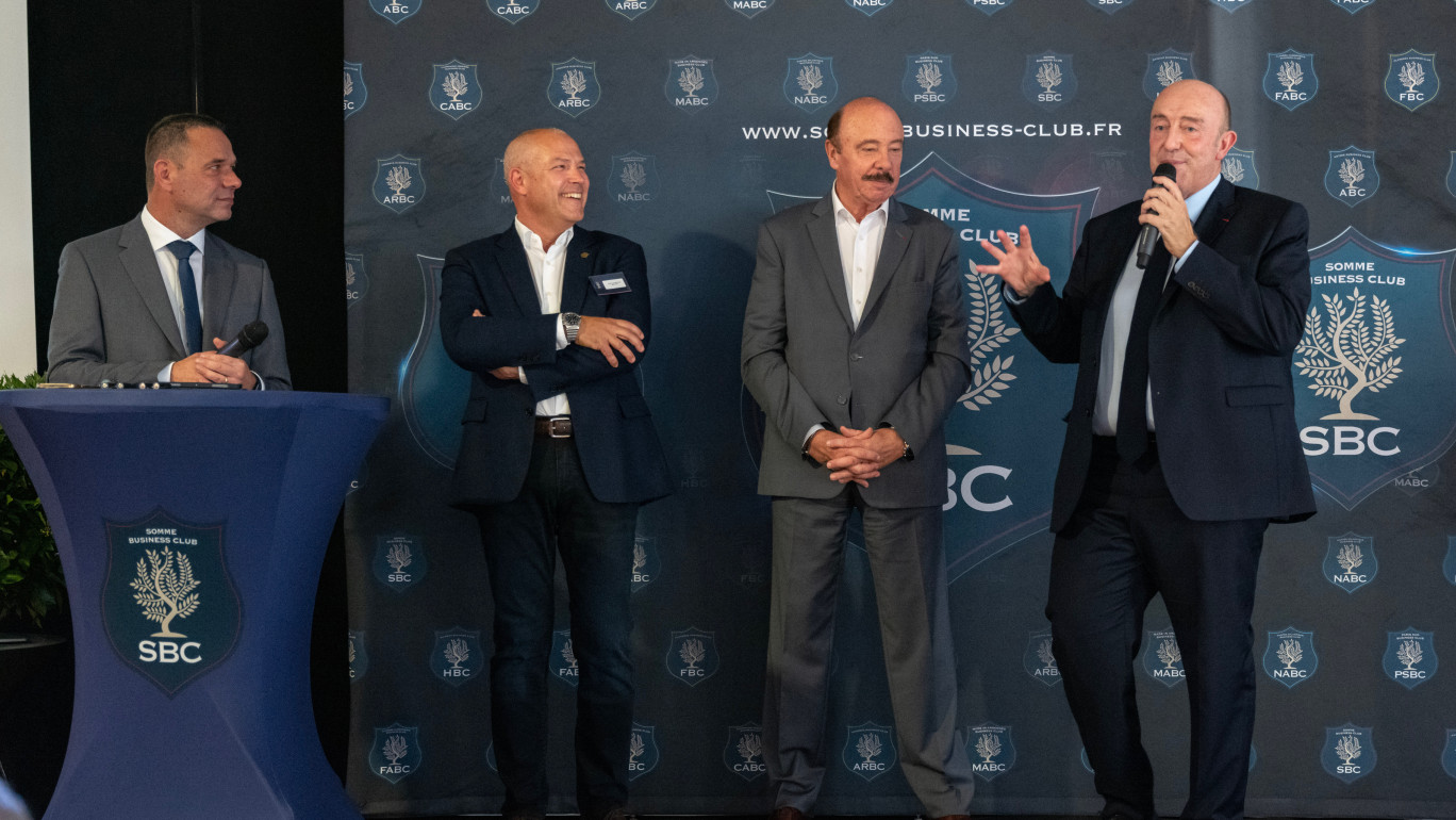 Eddy Schuster, manager du club d'entreprise SBC et speaker à l'Amiens SC, Jean-Luc Mention, président du SBC et Pdg du groupe Mention | Génie électrique & climatique, Alain Gest, président d'honneur du SBC et président d’Amiens Métropole, avec Stéphane Haussoulier, président du Conseil départemental de la Somme. (c)Nicolas Treilhou