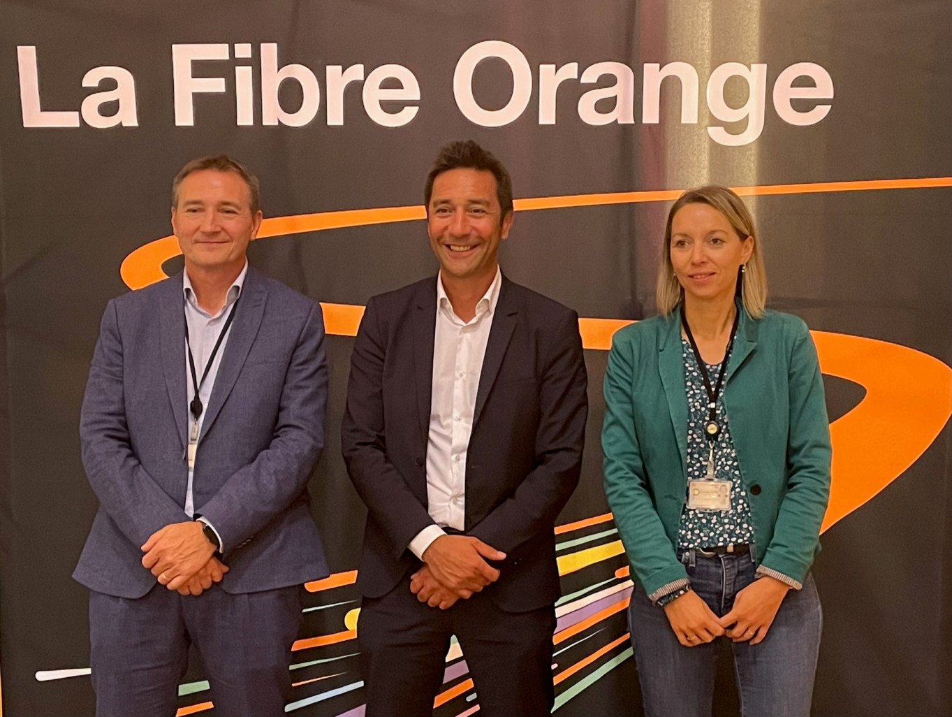 Pascal Craincourt (directeur des Relations avec les Collectivités Locales de Moselle pour Orange), Franck Roviero (maire de Moyeuvre-Grande) et Émeline Piat (directrice commerciale de Zone pour Orange). © Orange.