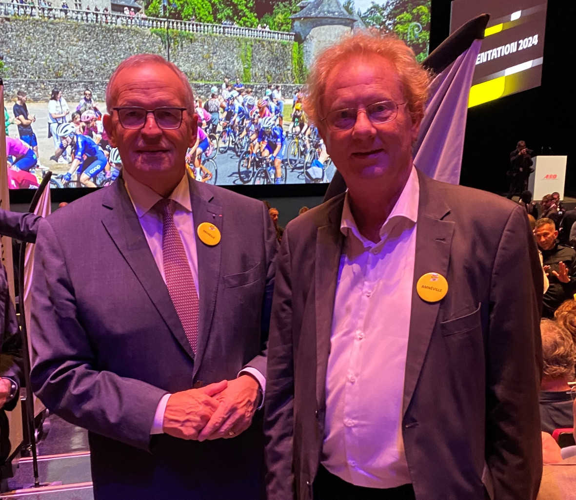 Présents à Paris, Patrick Weiten, président du département de la Moselle, et Eric Munier, maire d’Amnéville, ont assisté à la présentation des parcours du Tour de France 2024. © CD57.