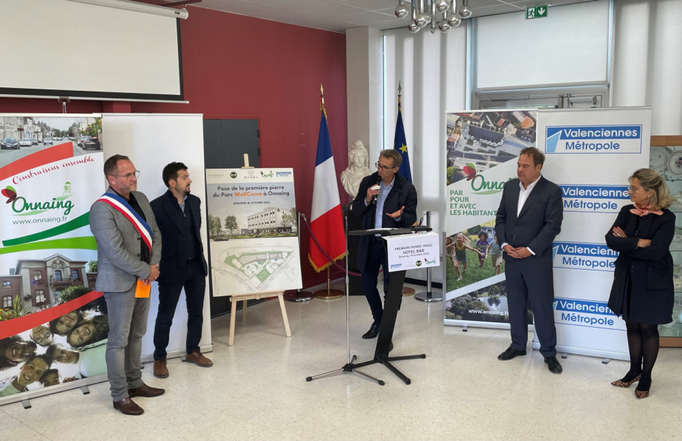 De gauche à droite : Xavier Jouanin, maire d’Onnaing ; Christopher Guillet, directeur d’investissement du groupe Whiterock ; Bertrand Goeneau, directeur régional Hauts-de-France du Groupe Duval ; Laurent Degallaix, maire de Valenciennes et président de Valenciennes Métropole ; et Valérie Dubant-Kung, directrice générale de la promotion immobilière du Groupe Duval.