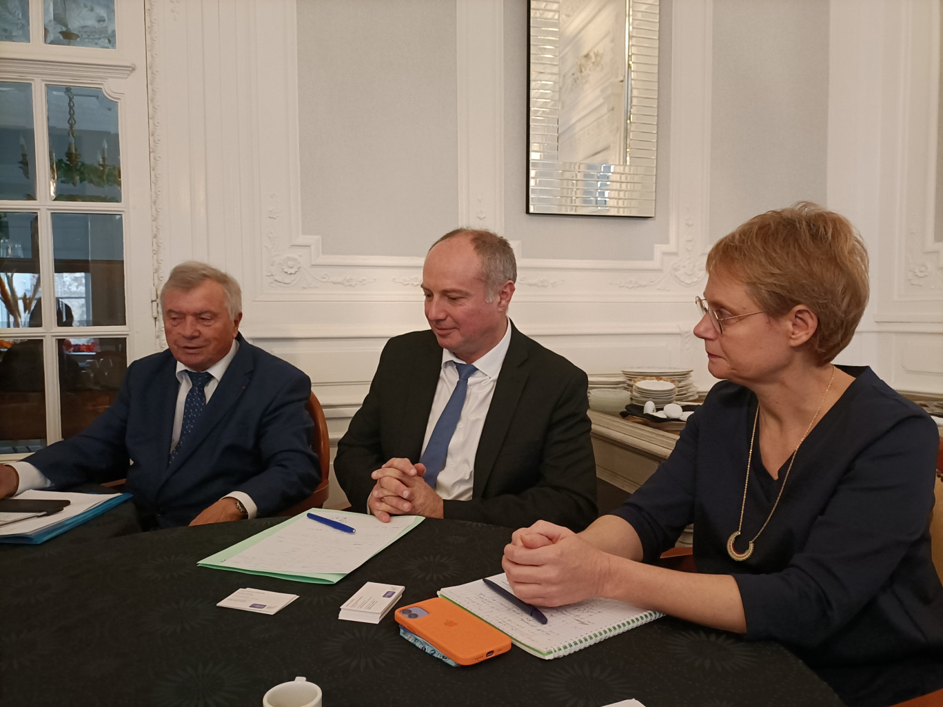 De gauche à droite : Guy Bricout, député du Nord et co-président du groupe d’études Industrie et Luxe ; Christophe Masson, directeur général de Cosmetic Valley ; et Soline Godet, directrice générale adjointe de Cosmetic Valley.