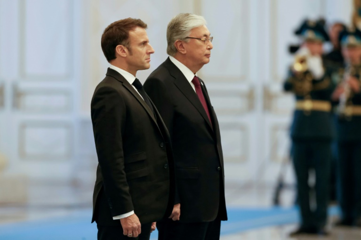 Les présidents français Emmanuel Macron (à gauche) et kazakh Kassym-Jomart Tokaïev (à droite) le 1er novembre 2023 à Astana © Stanislav FILIPPOV