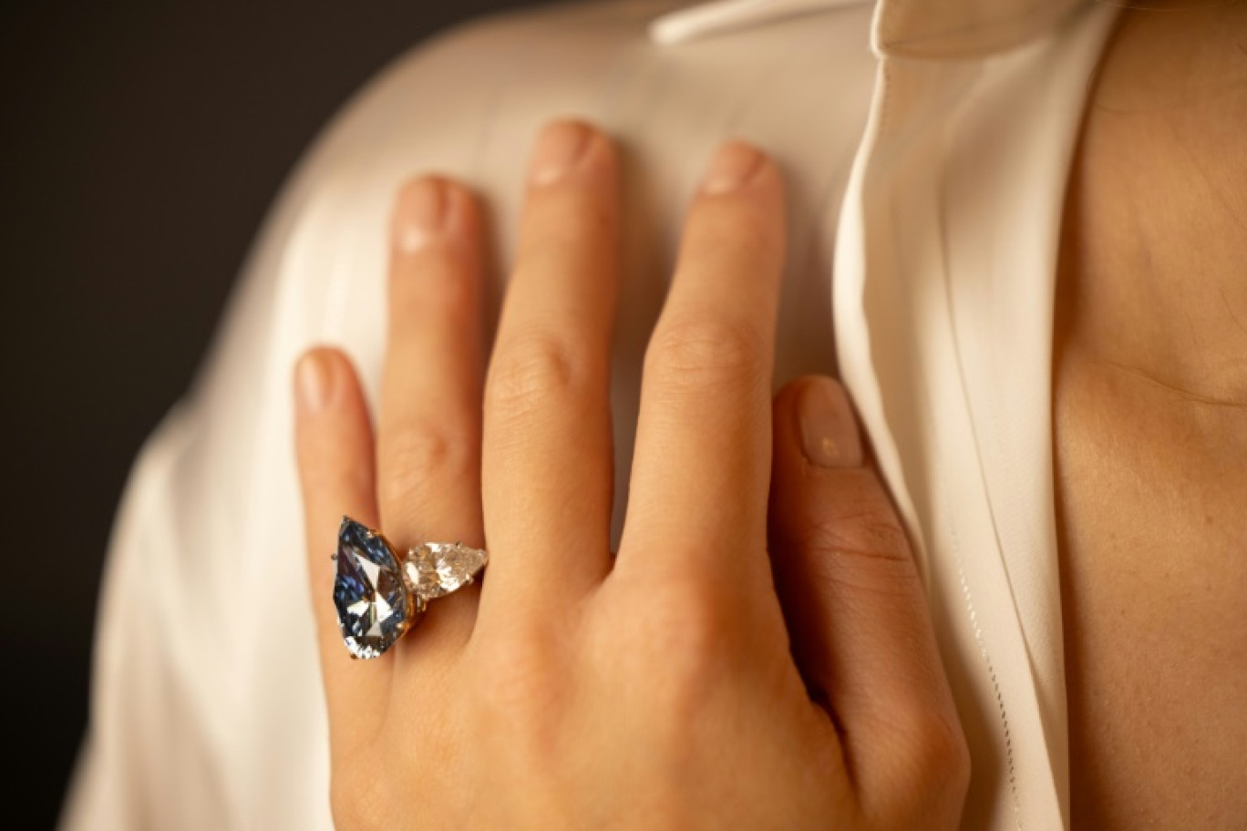 Le diamant Bleu Royal de 17,61 carats, le 2 novembre à Genève © PIERRE ALBOUY
