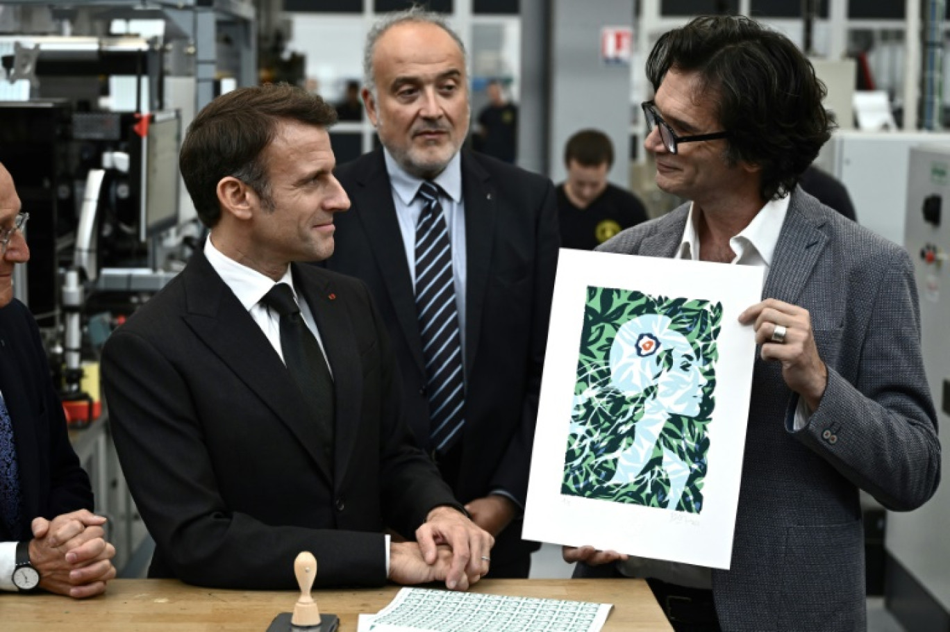 Emmanuel Macron (G) avec le directeur de Philaposte Paul Dworking (C) et le PDG du groupe La Poste Philippe Wahl (D), à l'imprimerie de La Poste, à Boulazac (Dordogne) pour le dévoilement du visage de la nouvelle Marianne, le 7 novembre 2023 © Philippe Lopez