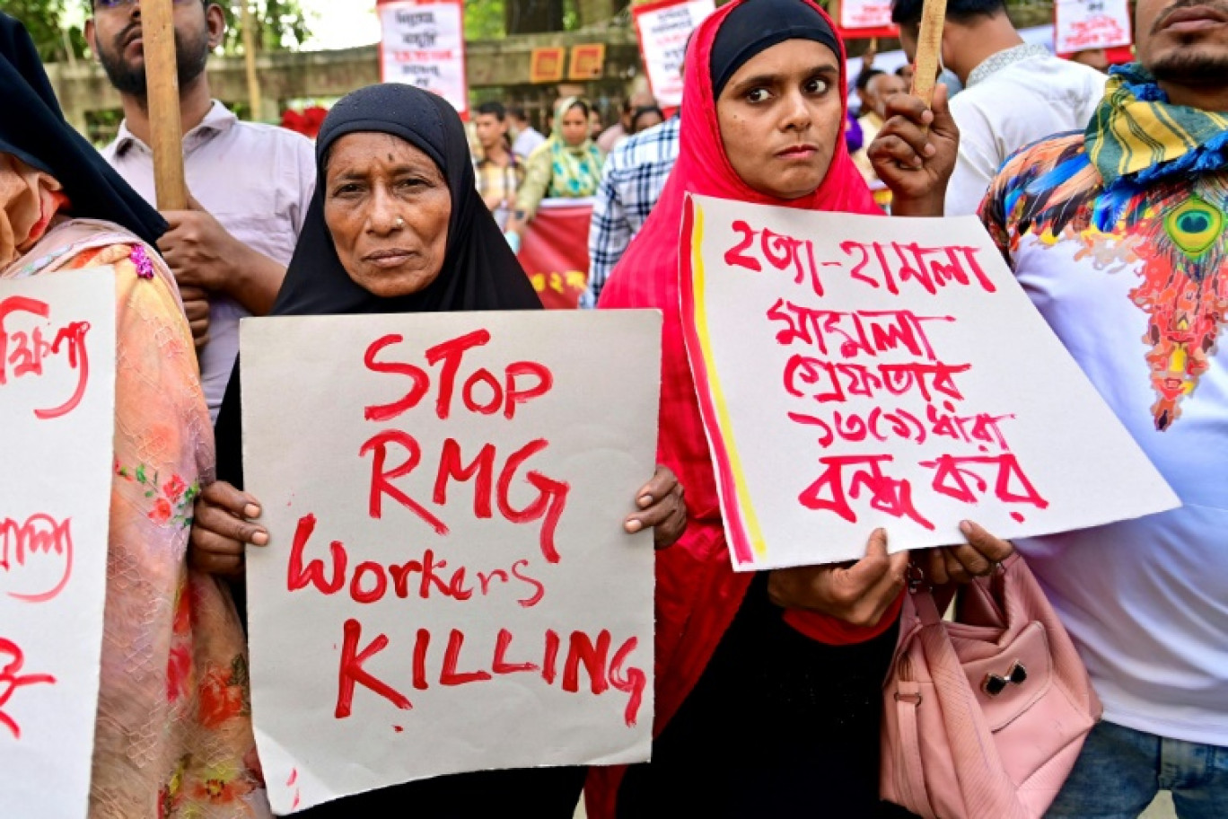 Des ouvriers du textile manifestent pour demander une hausse de leurs salaires, le 10 novembre 2023 à Dacca, au Bangladesh © Munir uz ZAMAN