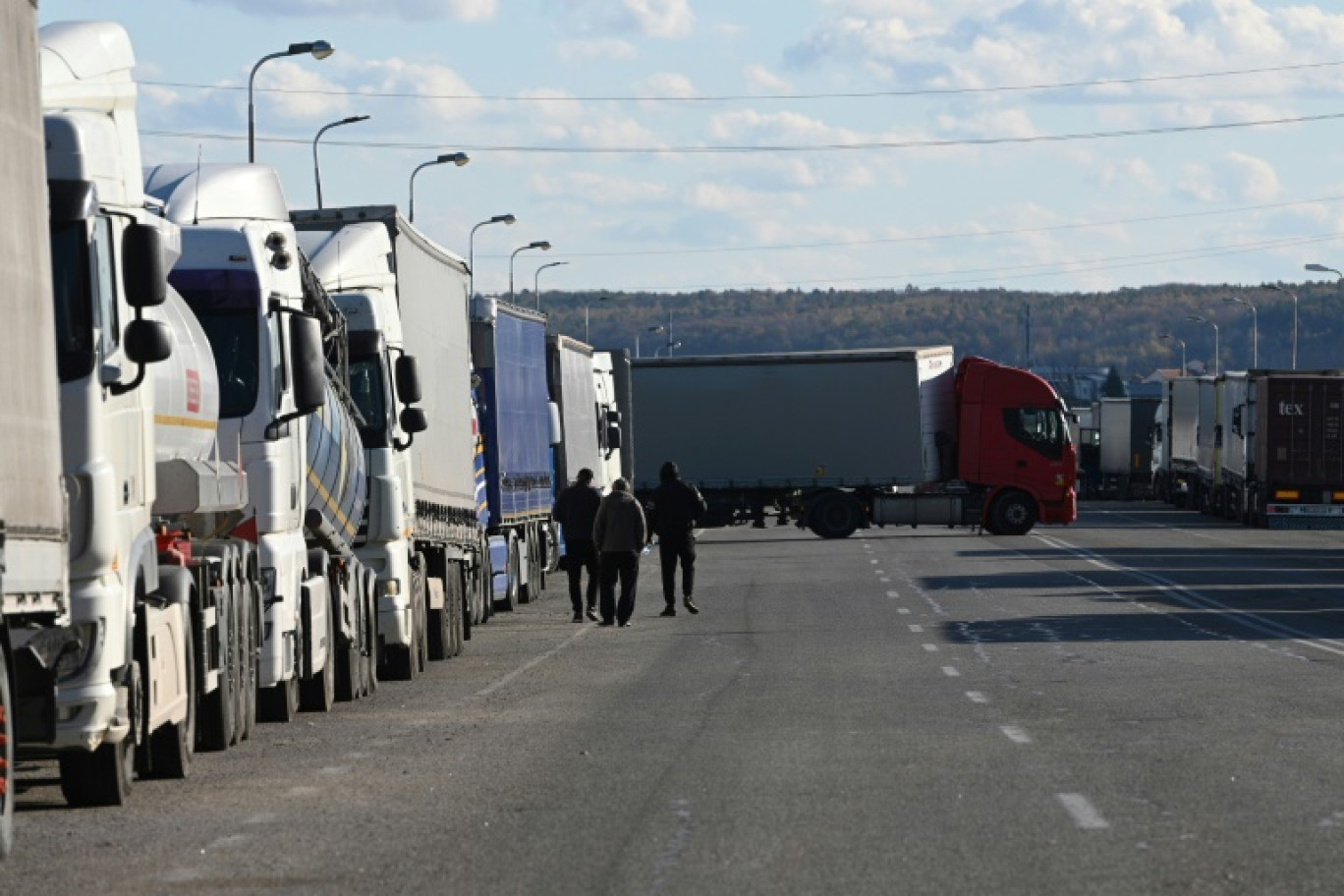 Une file de camions à la frontière entre l'Ukraine et la Pologne, à Rava-Rouska, en Ukraine, le 9 novembre 2023 © YURIY DYACHYSHYN
