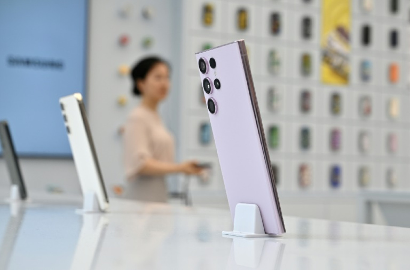Le géant sud-coréen de la tech Samsung Electronics va déployer un outil de traduction en temps réel reposant sur l'intelligence artificielle pour un nouveau smartphone en 2024 © Jung Yeon-je