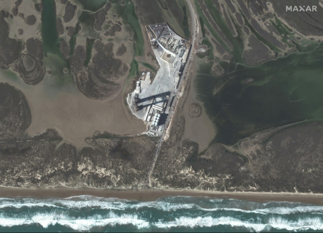 Sur cette photo diffusée par Maxar Technologies, la fusée Starship de SpaceX se tient sur son pas de tir, le 17 novembre 2023 à Boca Chica (Etats-Unis) © -