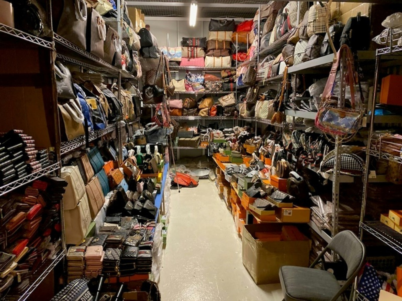Photo diffusée par le parquet fédéral américain de New York, le 15 novembre 2023, montrant la salle d'un entrepôt de Manhattan où ont été saisis des articles contrefaits pour une valeur totale d'un milliard de dollars © Handout