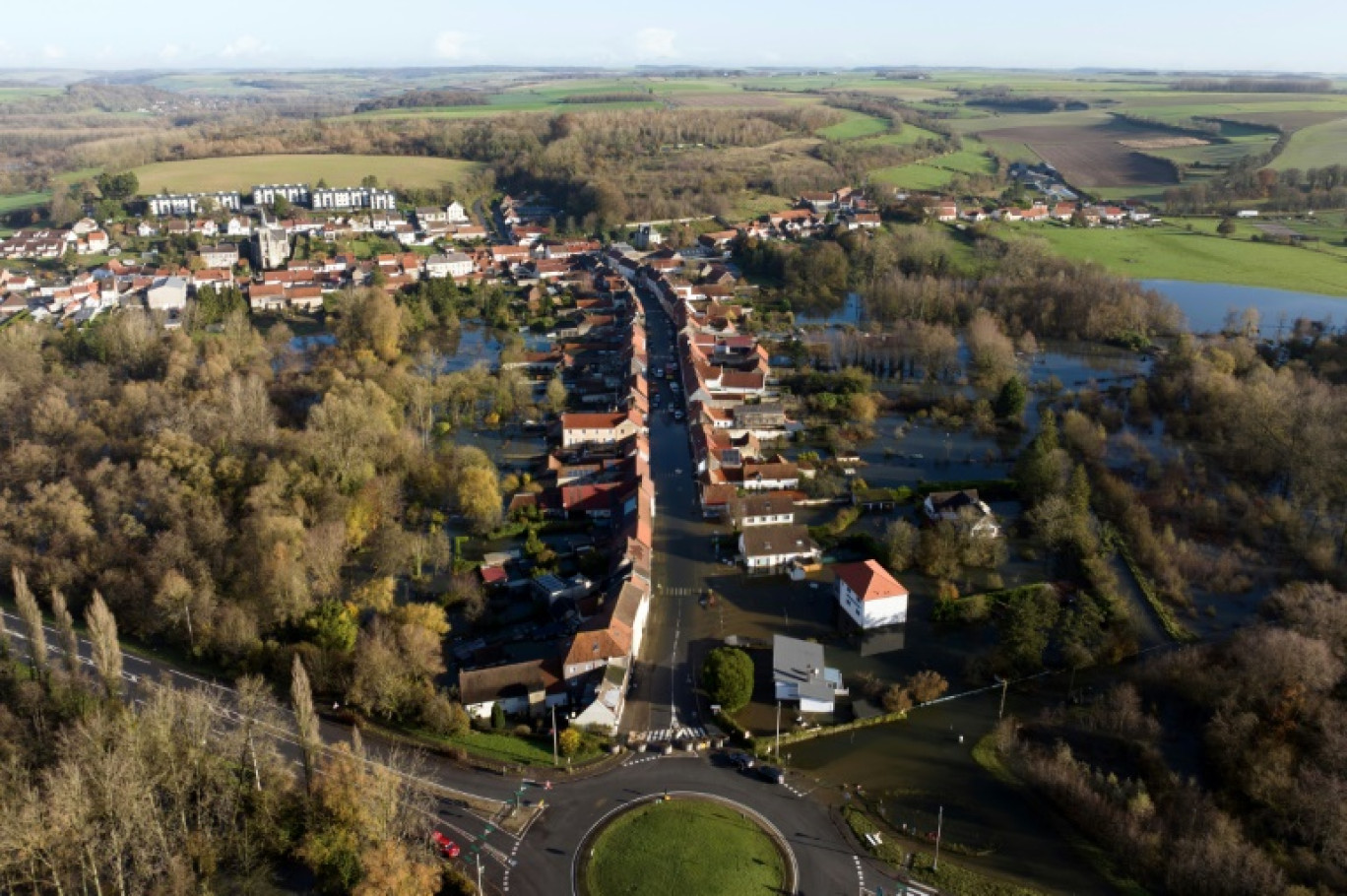 Vue aérienne du village de Neuville-sous-Montreuil, dans le Pas-de-Calais, le 17 novembre 2023 © Charles Caby