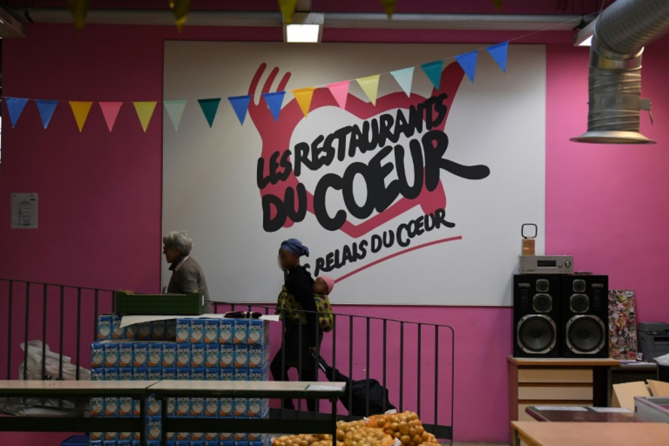 L'association les Restos du Coeur lance sa 39e campagne de distribution alimentaire et est obligé de réduire le nombre de ses bénéficiaires en raison de difficultés financières © ALAIN JOCARD