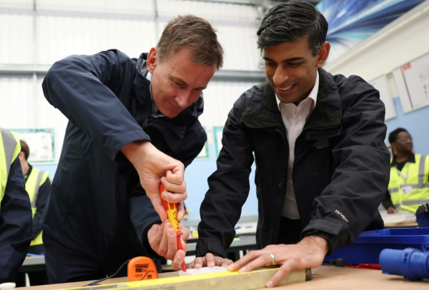 Le Premier ministre britannique Rishi Sunak (droite) et son ministre des Finances Jeremy Hunt lors d'une visite d'une école située dans le nord de Londres le 20 novembre 2023 © Daniel LEAL