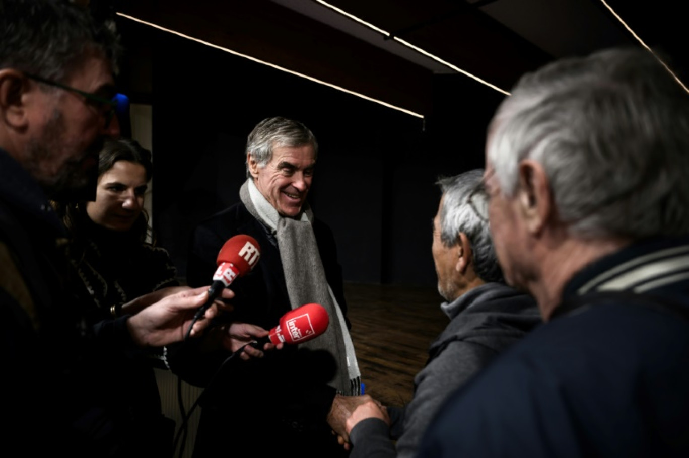 L'ancien ministre du Budget condamné pour fraude fiscale, Jérôme Cahuzac (c), après une réunion publique à Monsempron-Libos (Lot-et-Garonne), le 23 novembre 2023 © PHILIPPE LOPEZ