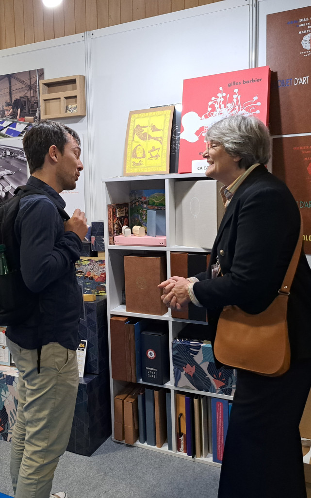 Catherine Brechignac, dirigeante de Ça cartonne avec un client sur le salon
