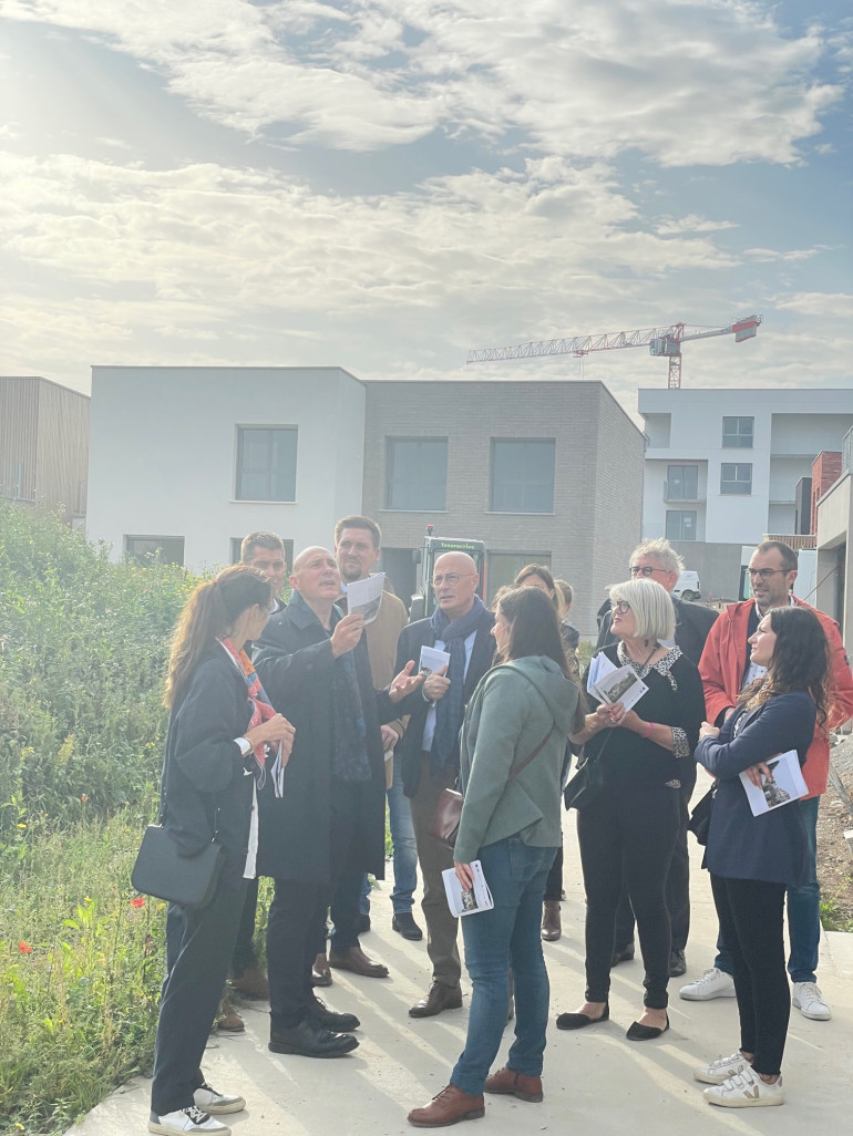 Une présentation du programme Couleur Nature par les équipes de Nacarat Immobilier en présence de Thomas Lhermite, président de la SEM Amiens Aménagement et d'Anne-Marie Guiziou, présidente du Comité de quartier AVEC.