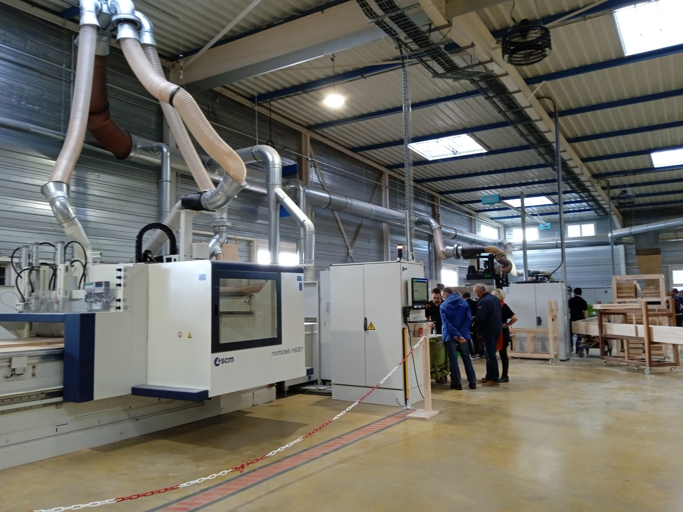 L'entreprise s'est équipée d'un nouveau centre d'usinage à commande numérique et d'une ligne de finition automatisée avec séchage par lampe UV.