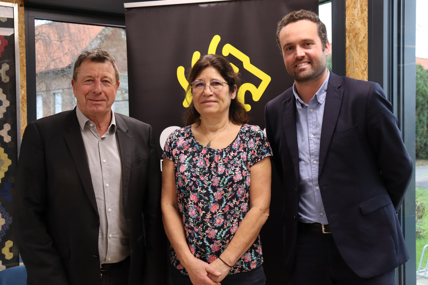 De g. à dr. Samuel Bever, vice-président chargé de l'attractivité, de l’artisanat et des relations aux forces économiques de la CCFI, Sophie Beckary, gérante de l’épicerie Bio Monts et Valentin Belleval, président de la CCFI. © Aletheia Press/E.Chombart