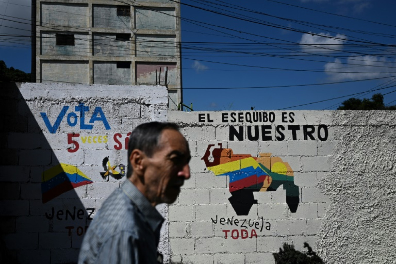 Une fresque murale faisant campagne pour l'annexion de la région de l'Essequibo administrée par le Guyana, le 28 novembre 2023 à Caracas, au Venezuela © Federico PARRA