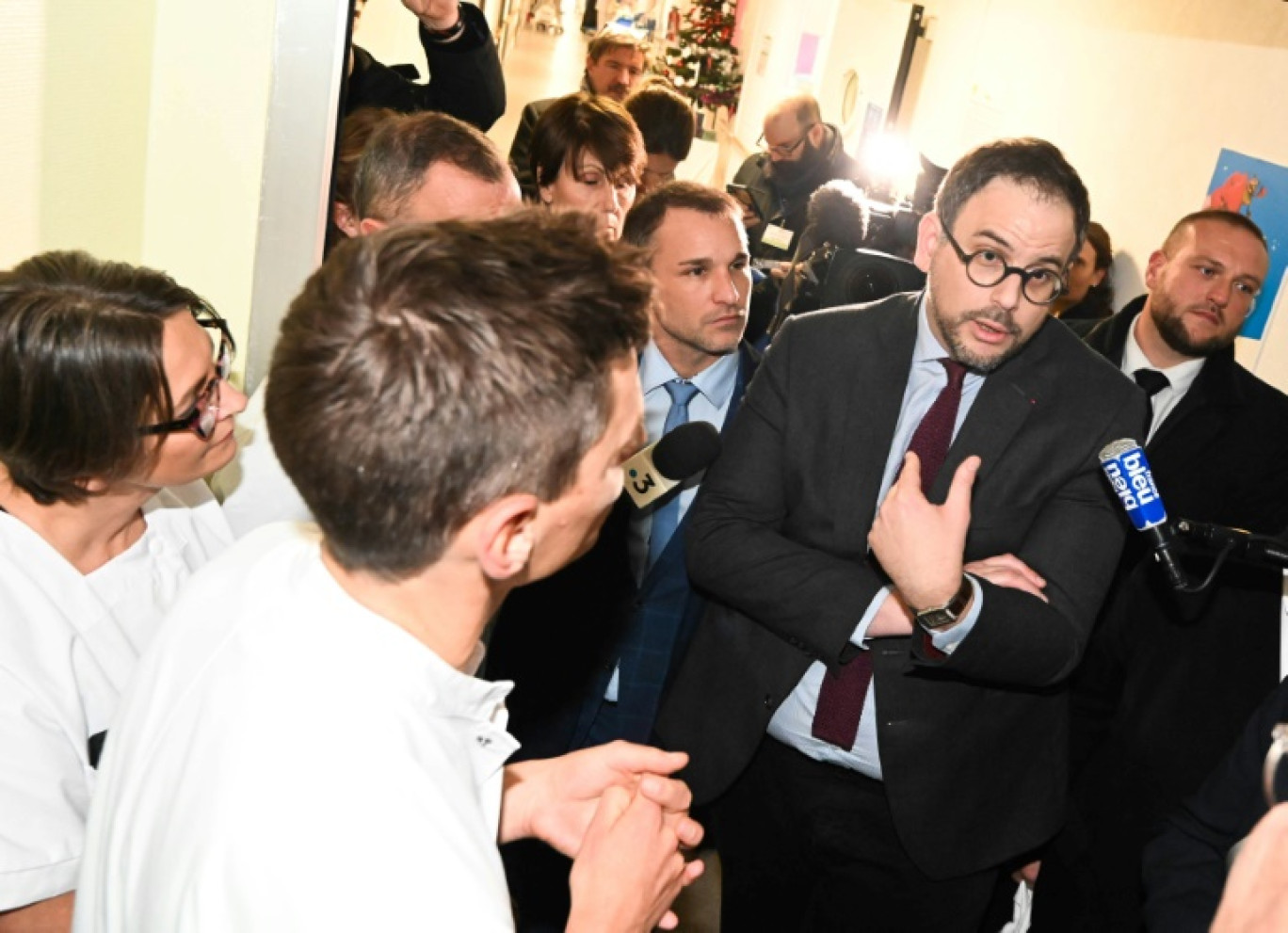 Le ministre de la Santé Aurélien Rousseau lors d'une visite de l'hôpital de Remiremont dans les Vosges le 4 décembre 2023 © Eric Thiebaut