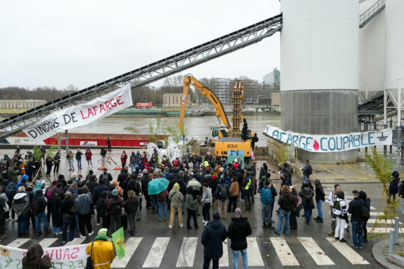 Manifestation devant une unité de production de béton en bord de Seine à Paris pour dénoncer l'impact climatique et sociétal de ce secteur, le 10 décembre 2023 © Dimitar DILKOFF