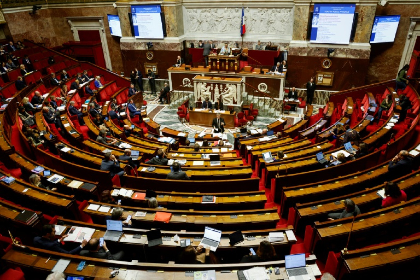 Le ministre de l'Intérieur Gérald Darmanin (c) lors des débats sur le projet de loi immigration à l'Assemblée nationale, le 7 décembre 2023 à Paris © Ludovic MARIN