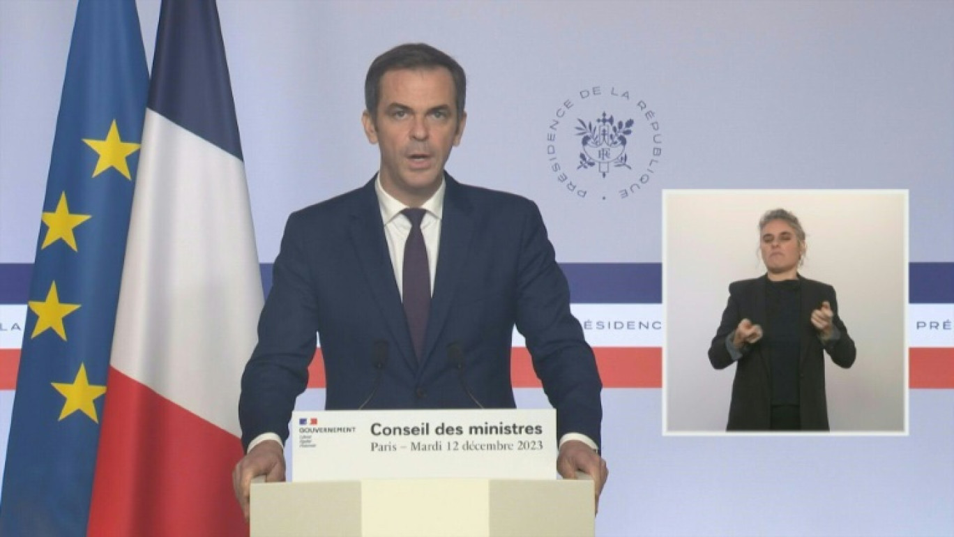 Malgré la gifle, Macron pousse pour un compromis "au plus vite" sur la loi immigration