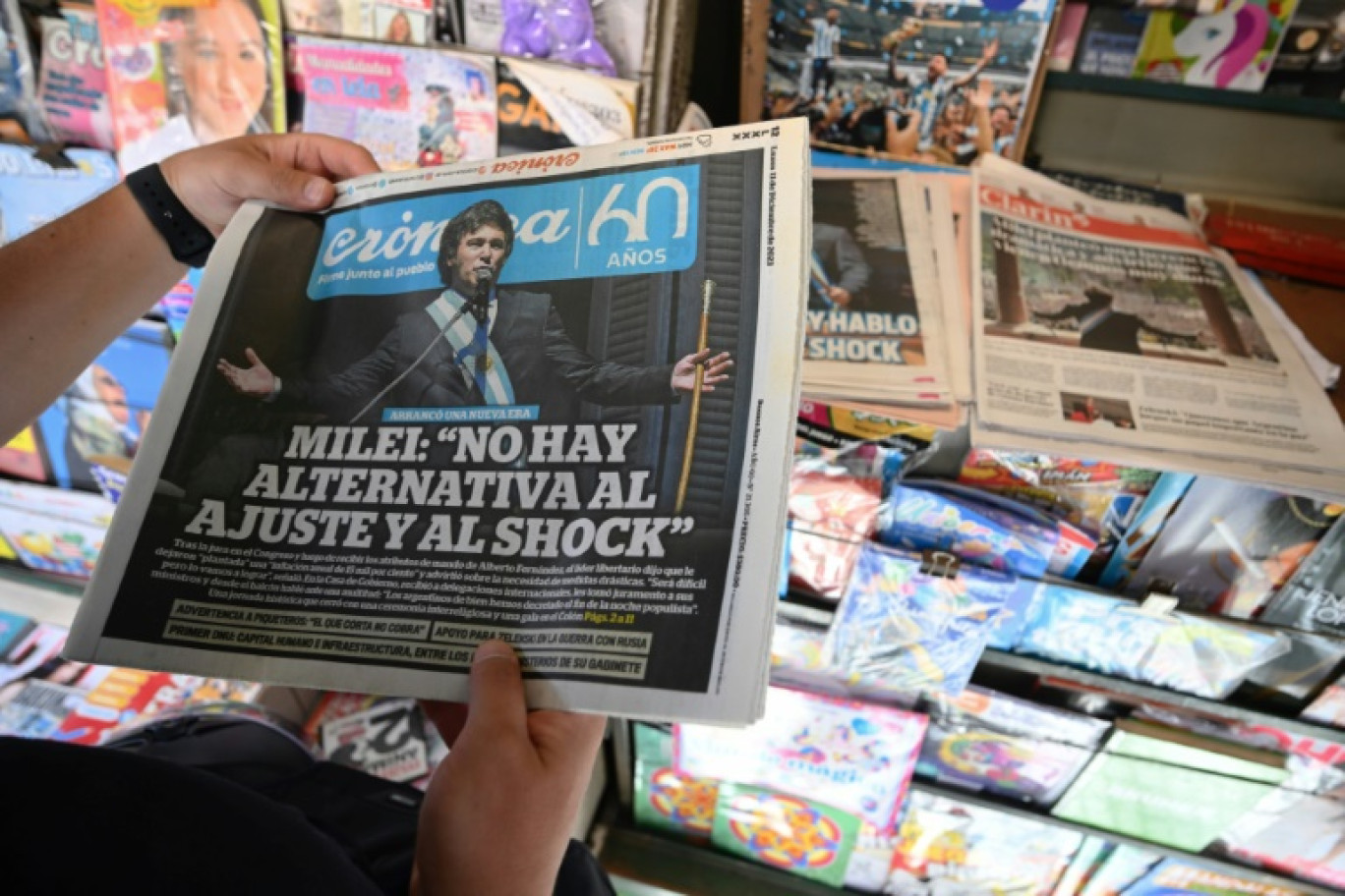 La presse argentine lundi 11 décembre à Buenos Aires reflète la teneur du discours de Javier Milei lors de son investiture dimanche, annonçant un "choc" sur les dépenses publiques © Luis ROBAYO