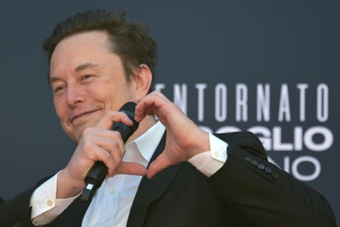 Elon Musk, le patron de X, à la tribune du rassemblement politique d'extrême droite Atreju organisé par le parti Fratelli d'Italia à Rome, le 16 décembre 2023 © Andreas SOLARO