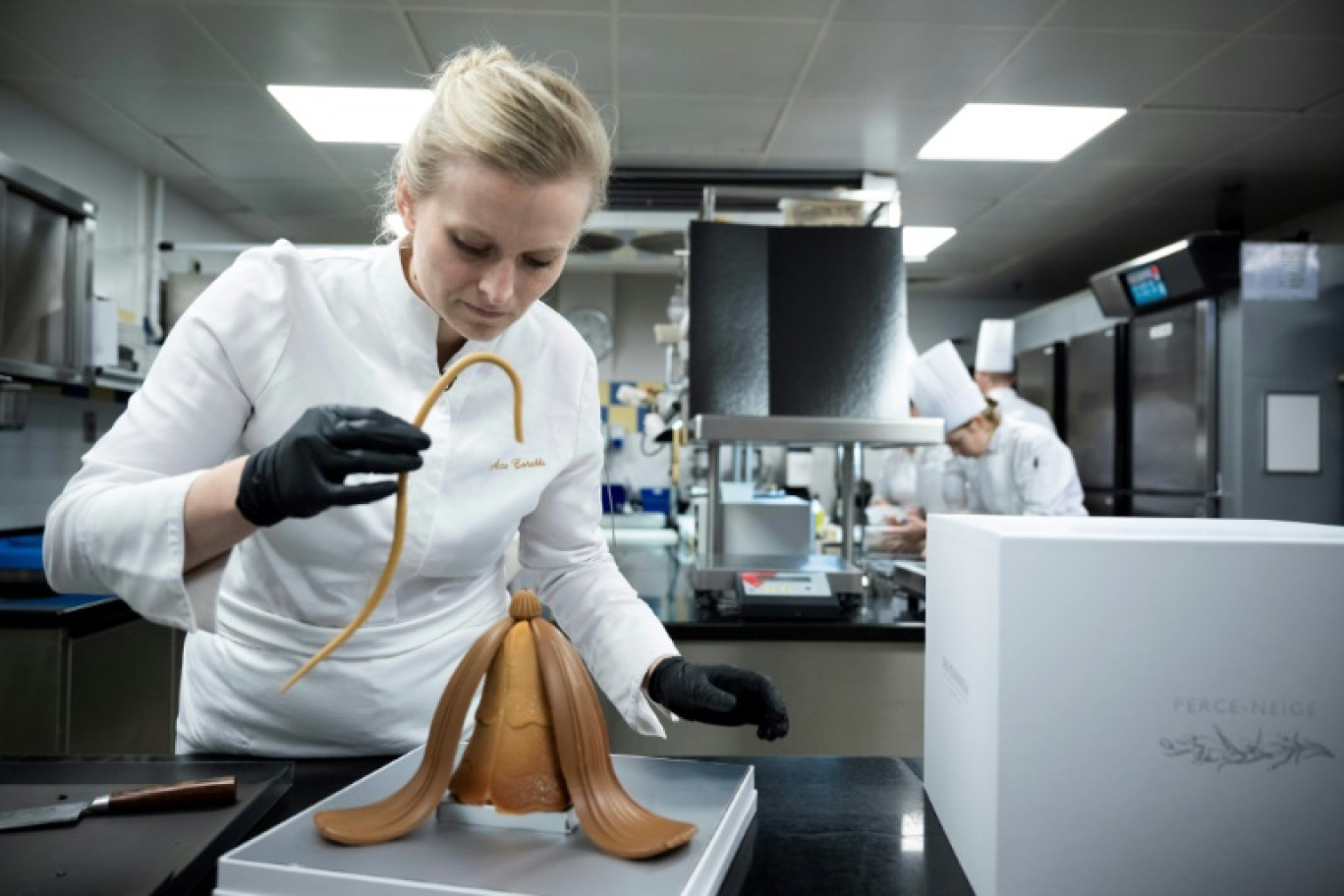 Anne Coruble, pâtissière de l'hôtel Peninsula, prépare une bûche de Noël, le 8 décembre 2023 à Paris © JULIEN DE ROSA
