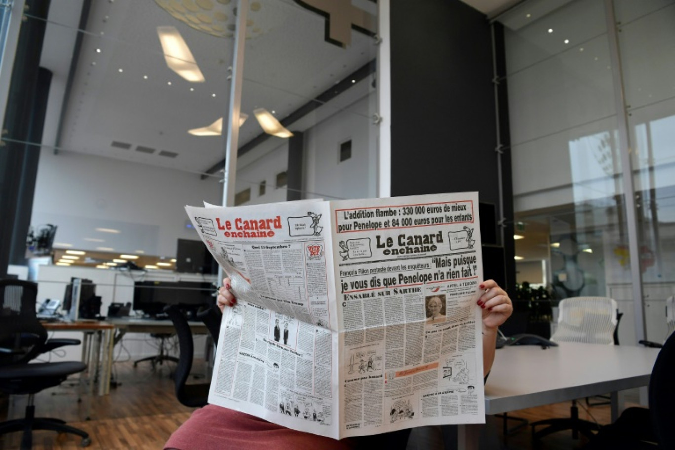 Un exemplaire du Canard enchaîné, le 1er février 2017 à Paris, lors du scandale des soupçons d'emploi fictif concernant Penelope Fillon, l'épouse de François Fillon, pendant la campagne présidentielle © CHRISTOPHE ARCHAMBAULT